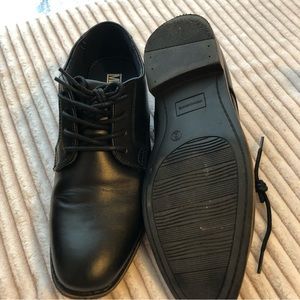 Mix No. 6 youth dress shoes. Size 6.